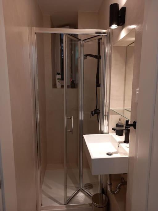 Apartma Centrally-located Stylish Place